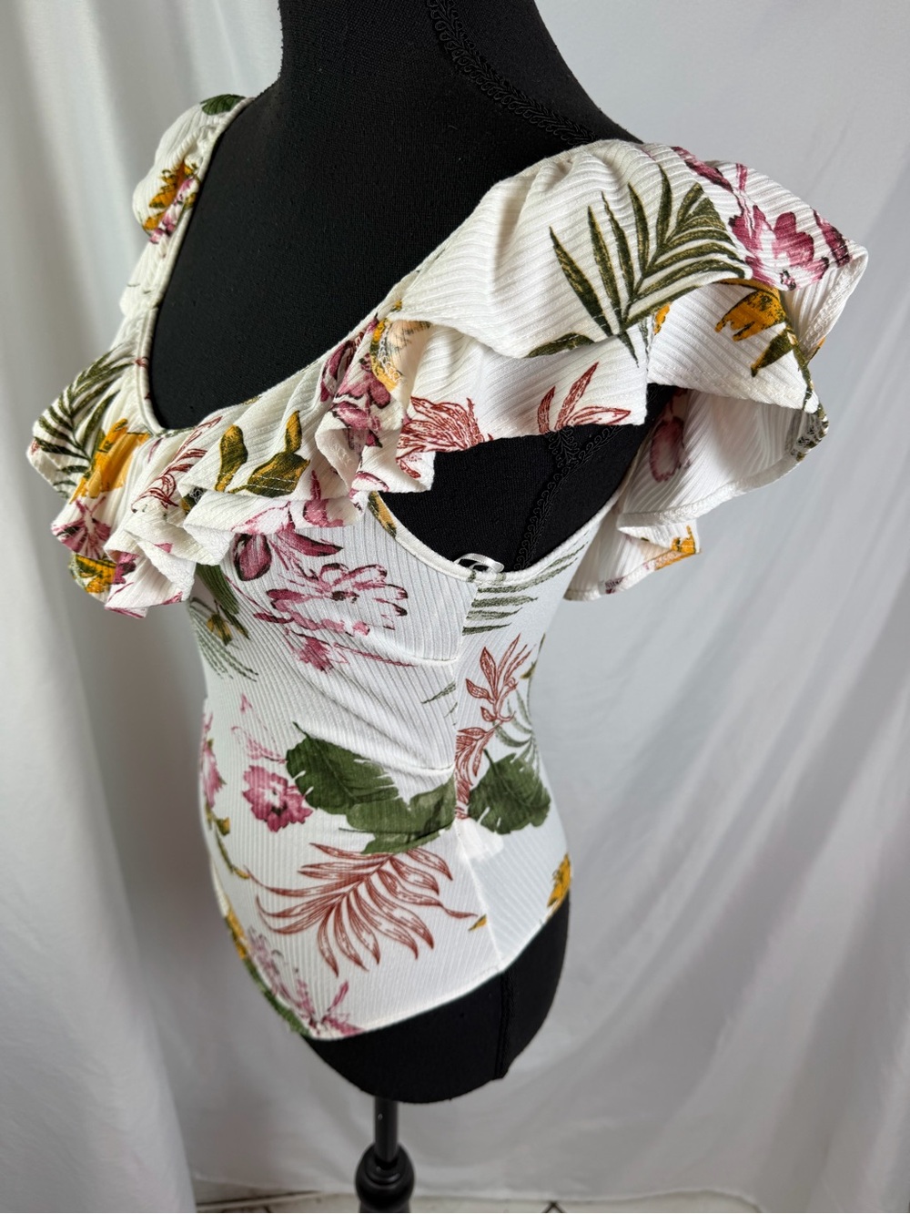 ASTR the Label Floral Ruffle Top Ribbed Stretch Romantic Boho Bodysuit Small - Picture 11 of 13